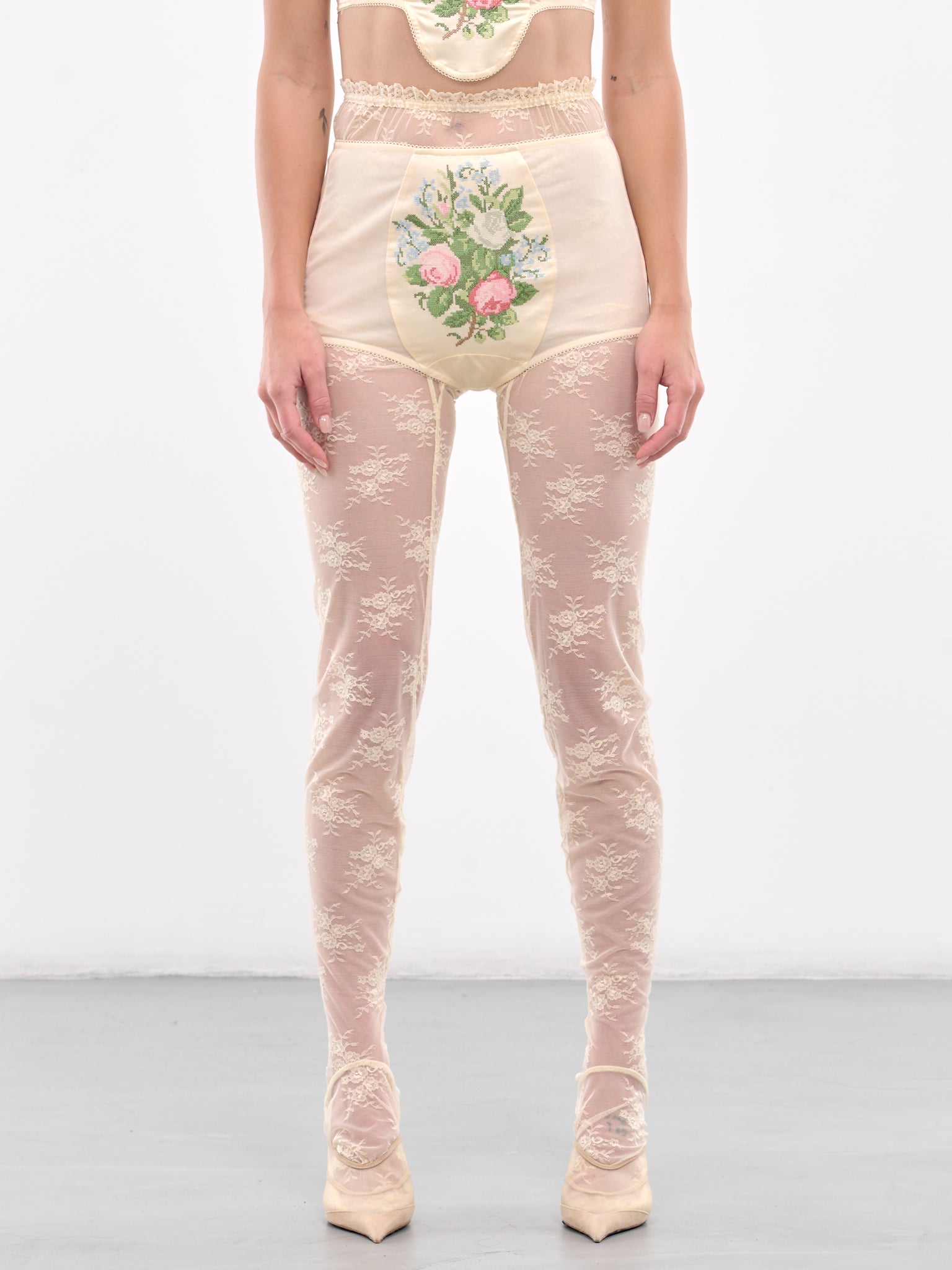 Floral Embroidered Shorts (00TR05-IVORY)