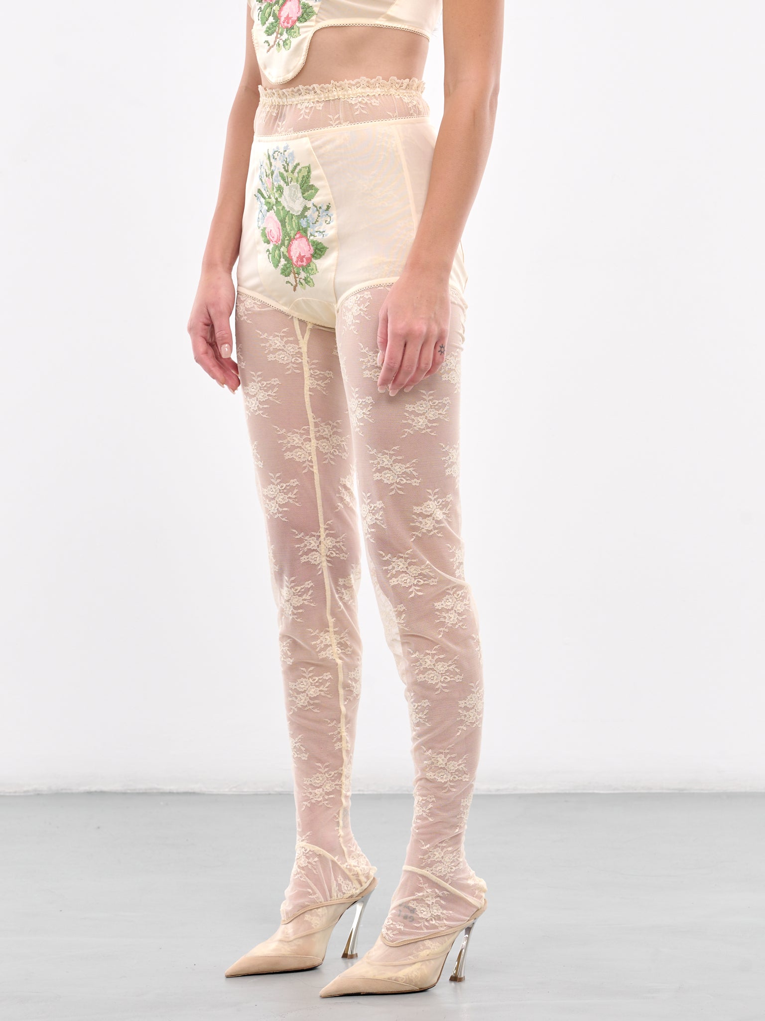 Floral Embroidered Shorts (00TR05-IVORY)