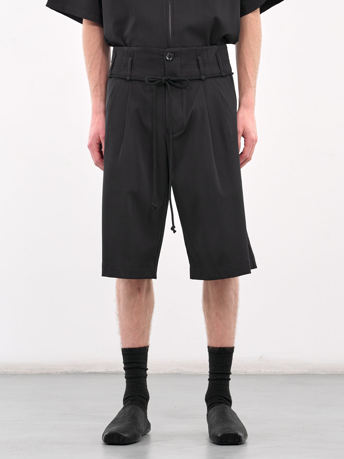 Double Pleated Shorts (251-MST048-BLACK)