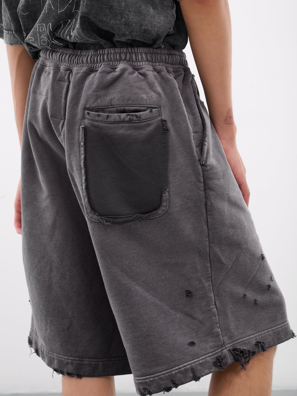 Distressed Sweat Shorts (A13SP544-BLACK)