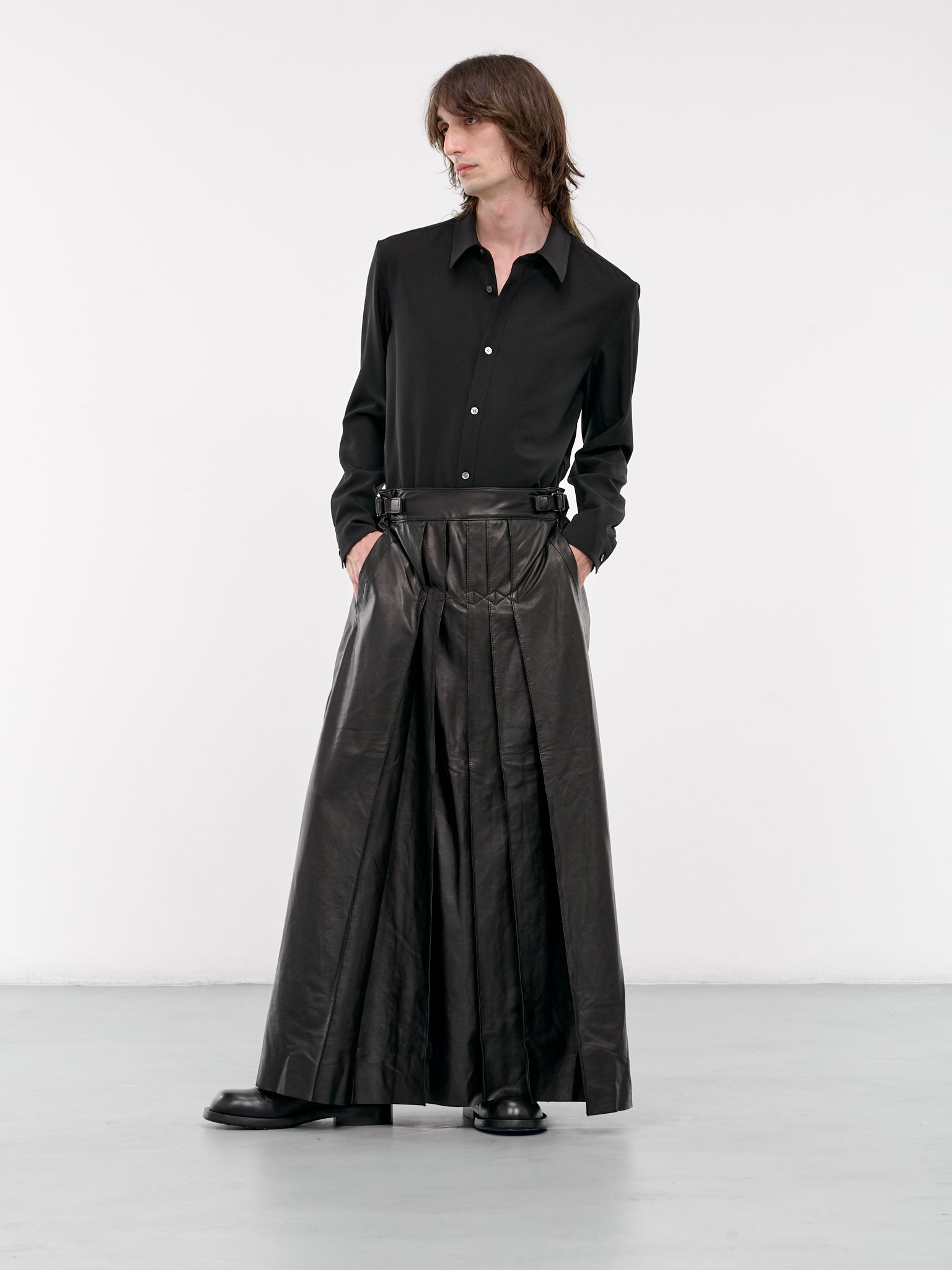 A LEATHER Leather Pleated Skirt | H. Lorenzo - styled