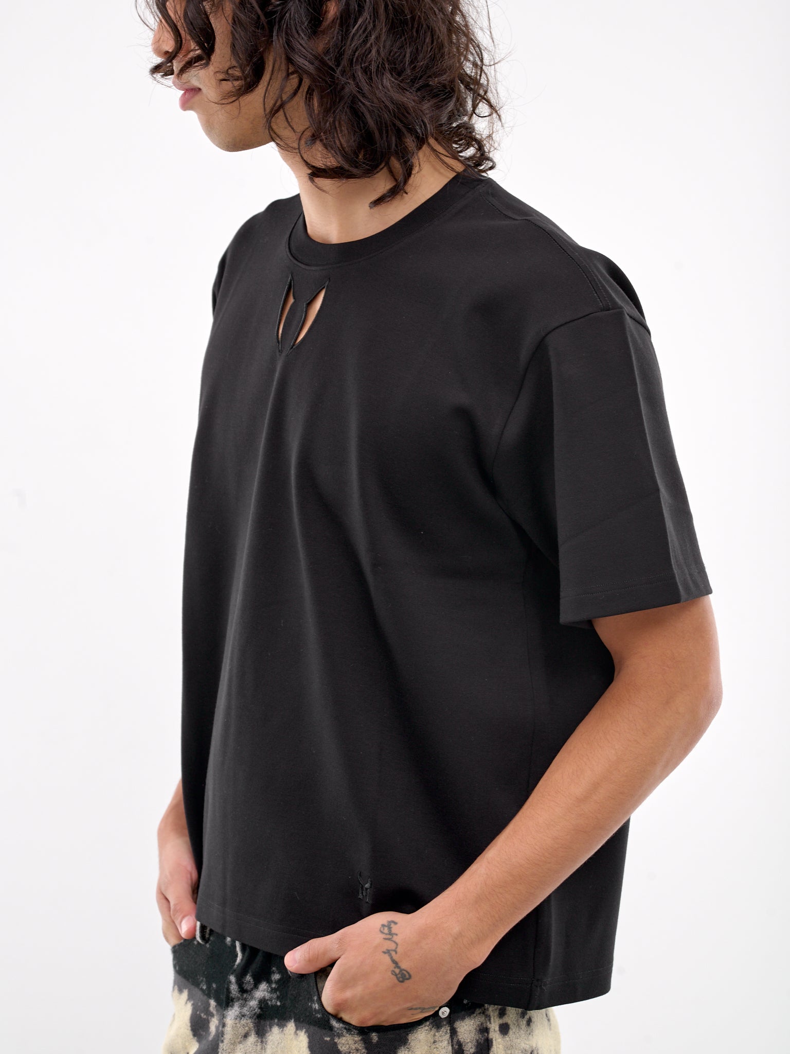 Cut-Out Tee (CS0924-BLACK)