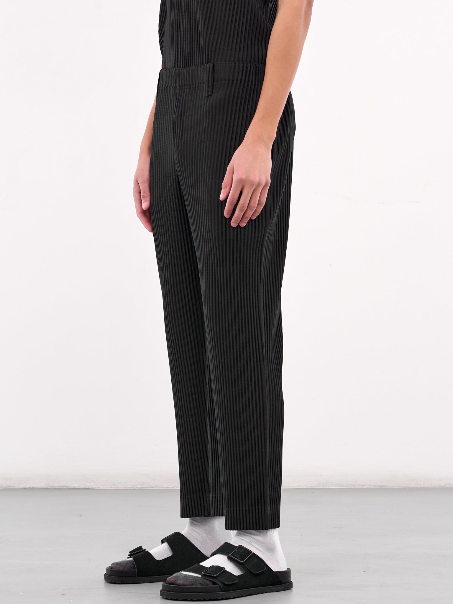 Basic Pleated Trousers (HP56JF550-15-BLACK)