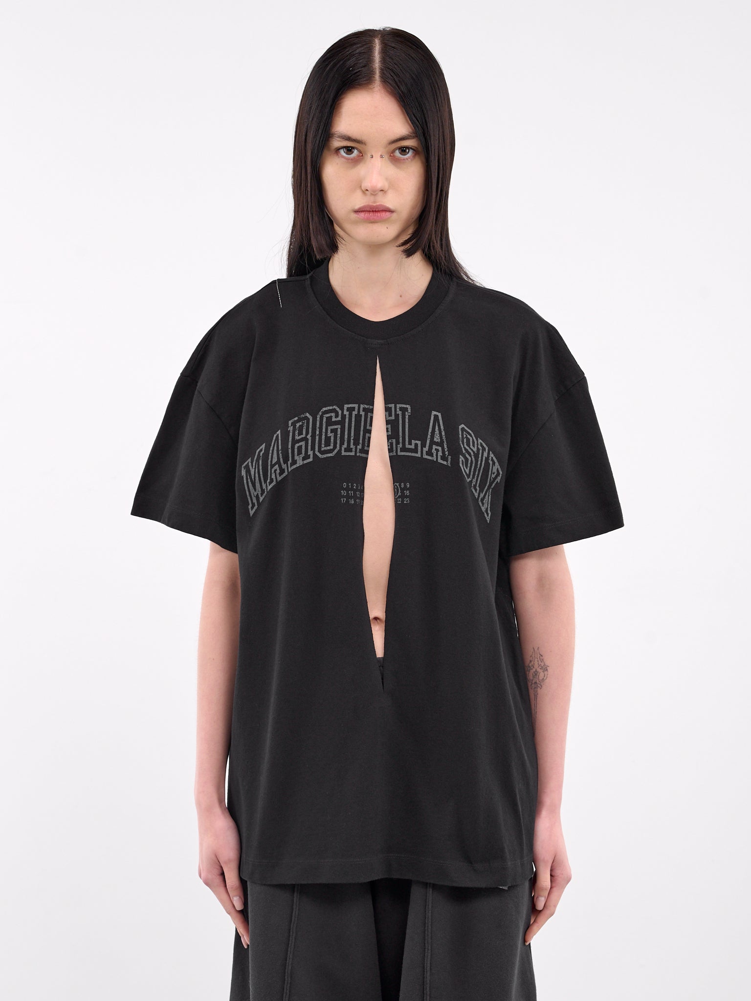 Cut-Out Graphic Tee (S52NF0012-M20050-BLACK)