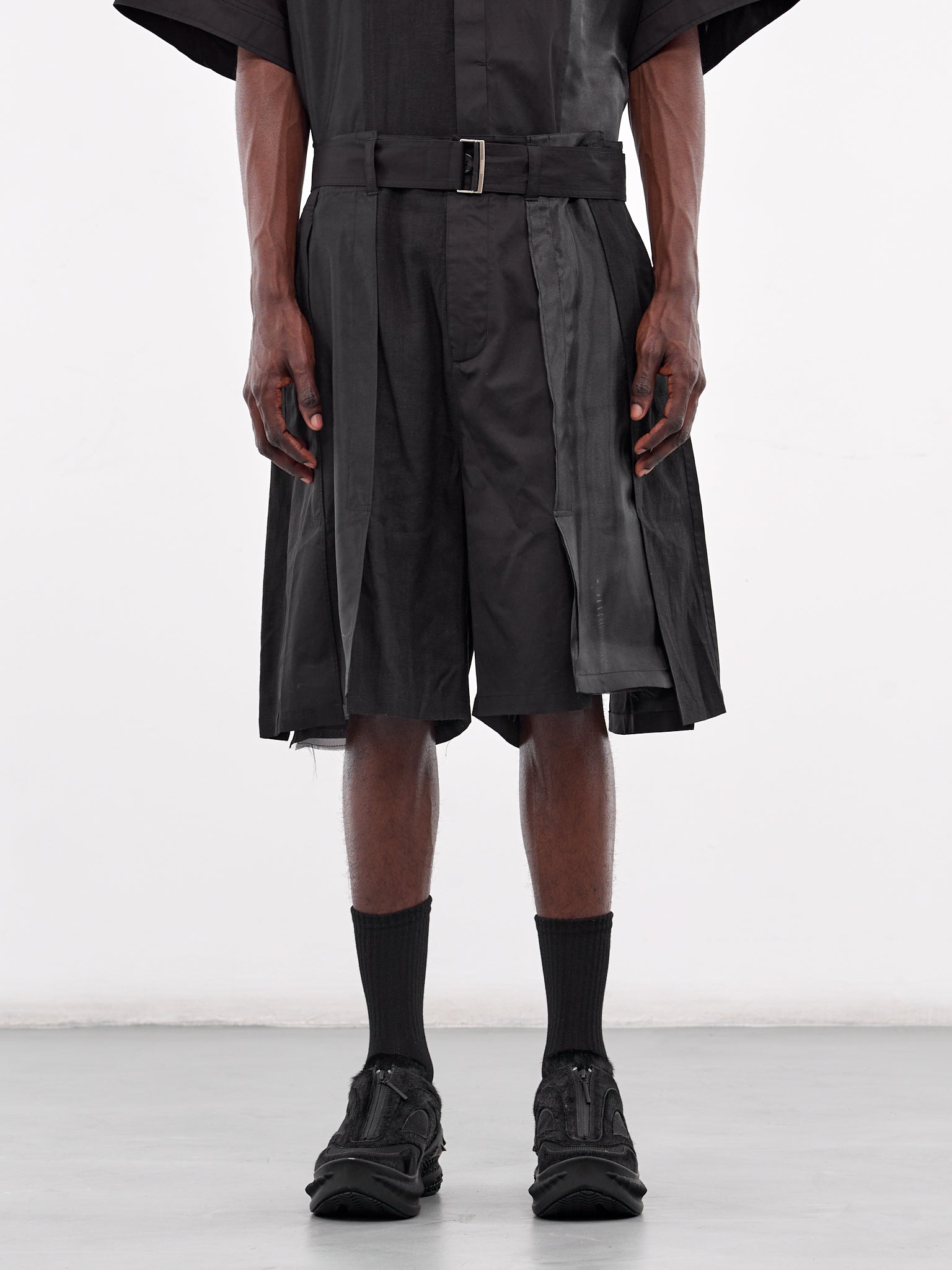 Asymmetrical Vertical Shorts (SSH3PT721BK-BLACK)