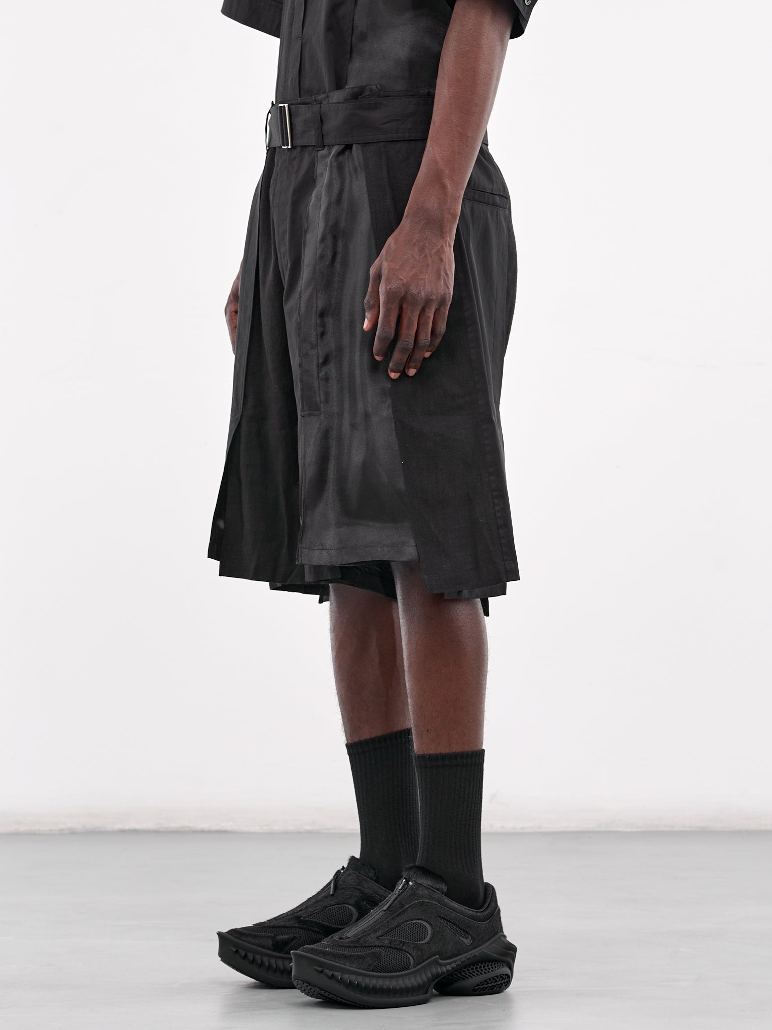 Asymmetrical Vertical Shorts (SSH3PT721BK-BLACK)