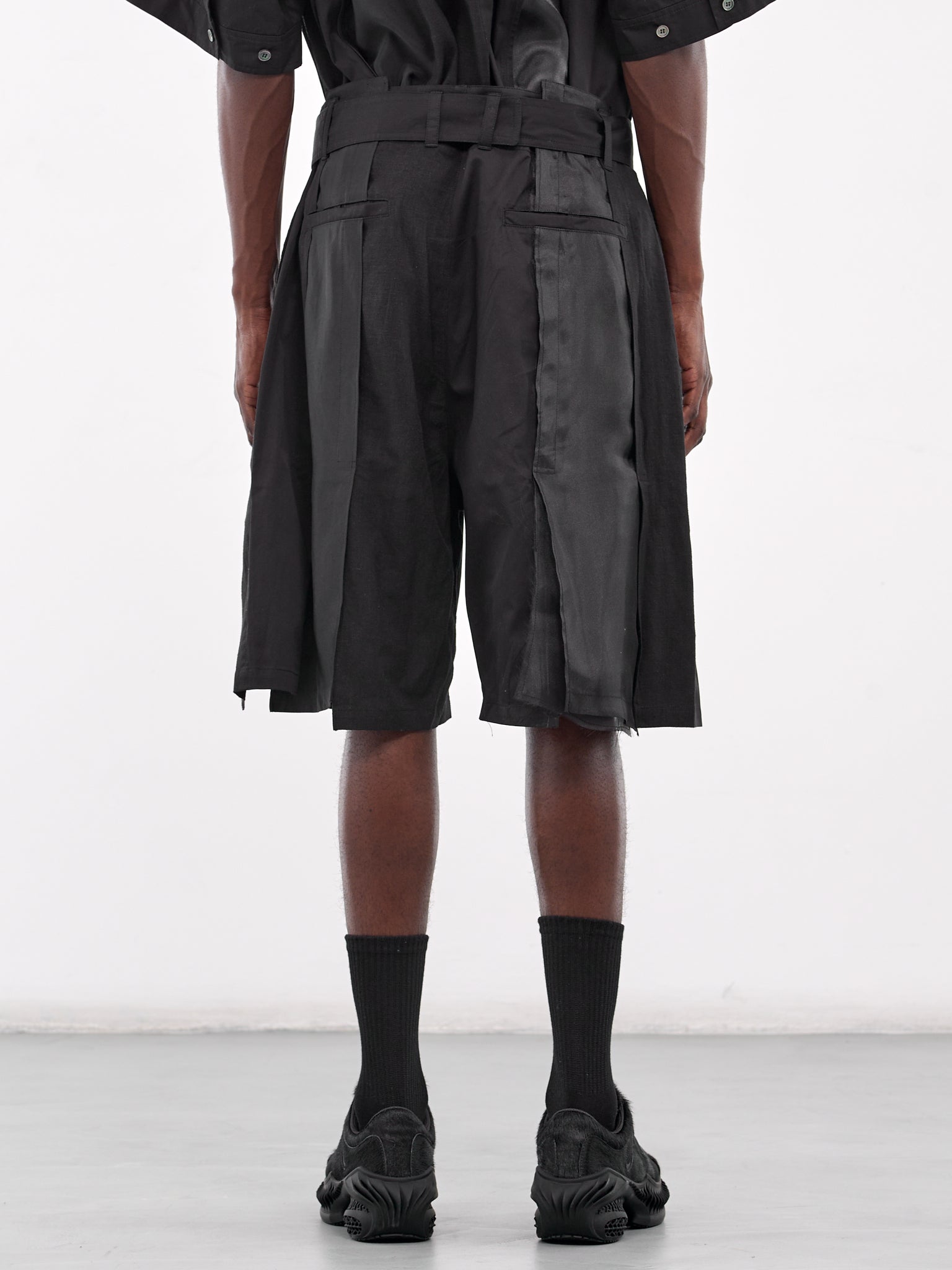 Asymmetrical Vertical Shorts (SSH3PT721BK-BLACK)