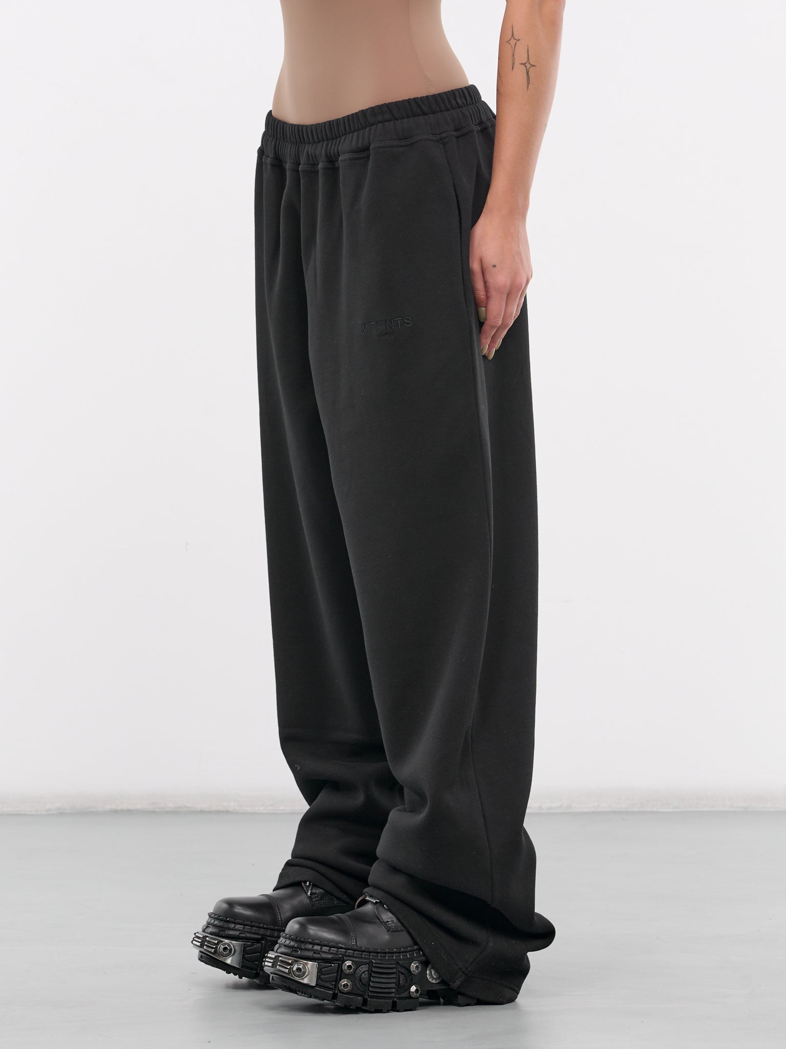 Logo Embroidered Sweatpants (VL22SP100B-BLACK)